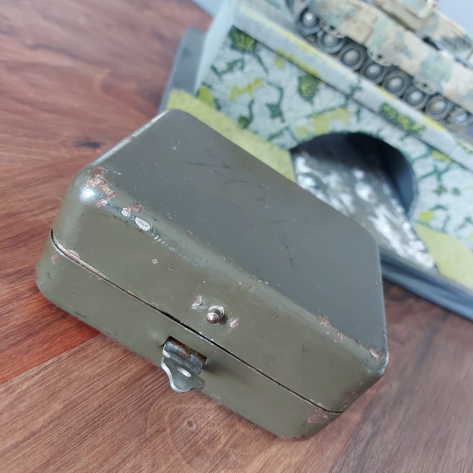 Dekoratif Metal Sis Bombası Kutusu