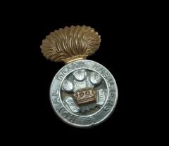 2.5x4 cm. İngiltere Kraliyet Weich Fusiliers Birliği Metal Şapka Kokartı