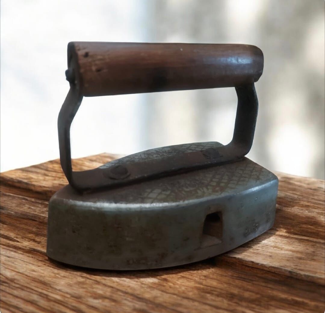 17x9x13 cm. Avrupa Dönem Isıtma Bölmeli Ütü