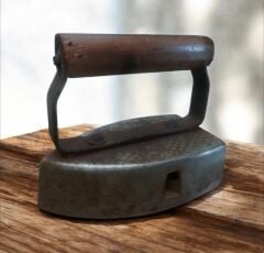 17x9x13 cm. Avrupa Dönem Isıtma Bölmeli Ütü