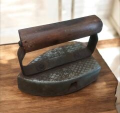 17x9x13 cm. Avrupa Dönem Isıtma Bölmeli Ütü