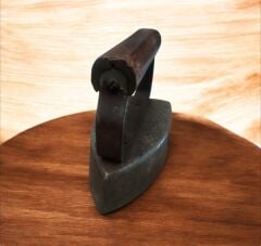 17x9x13 cm. Avrupa Dönem Isıtma Bölmeli Ütü