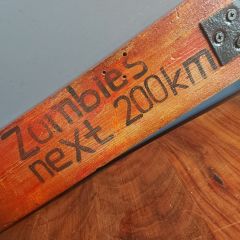 Zombi Temalı Ahşap Yön Levhası