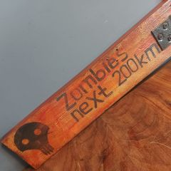 Zombi Temalı Ahşap Yön Levhası