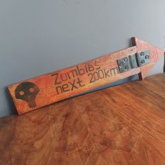 Zombi Temalı Ahşap Yön Levhası