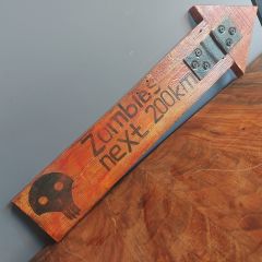 Zombi Temalı Ahşap Yön Levhası
