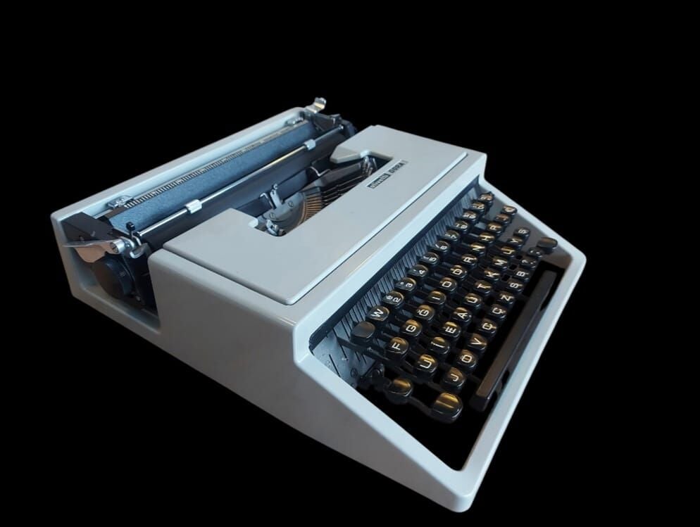 İspanya Olivetti Dora Daktilo (Orjinal Çantasında Çok Temiz Çalışır Durumda)