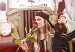 Gül Koklayan Savaşçı Kız Baskılı Yeşil Bardak (Model-14)