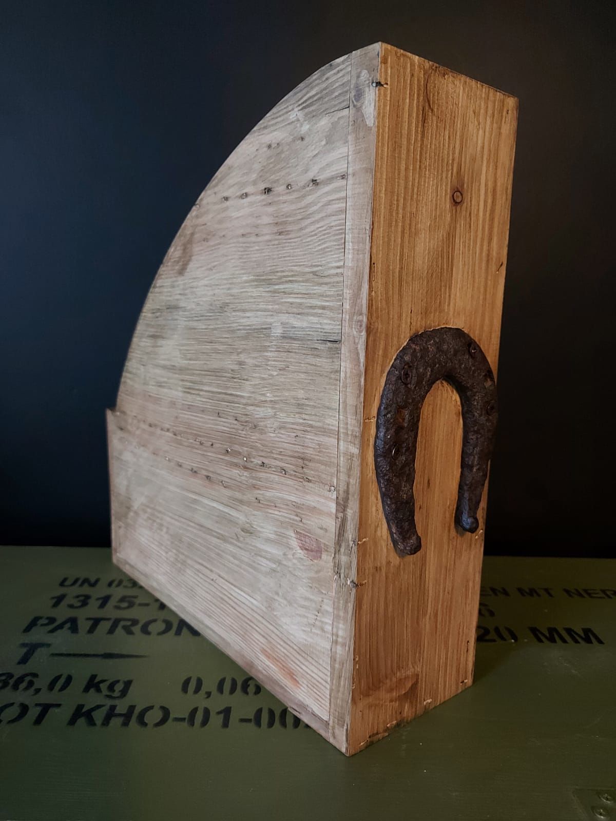 30.5x10x26.5 cm. Orjinal Nal Motifli Ahşap Dosyalık