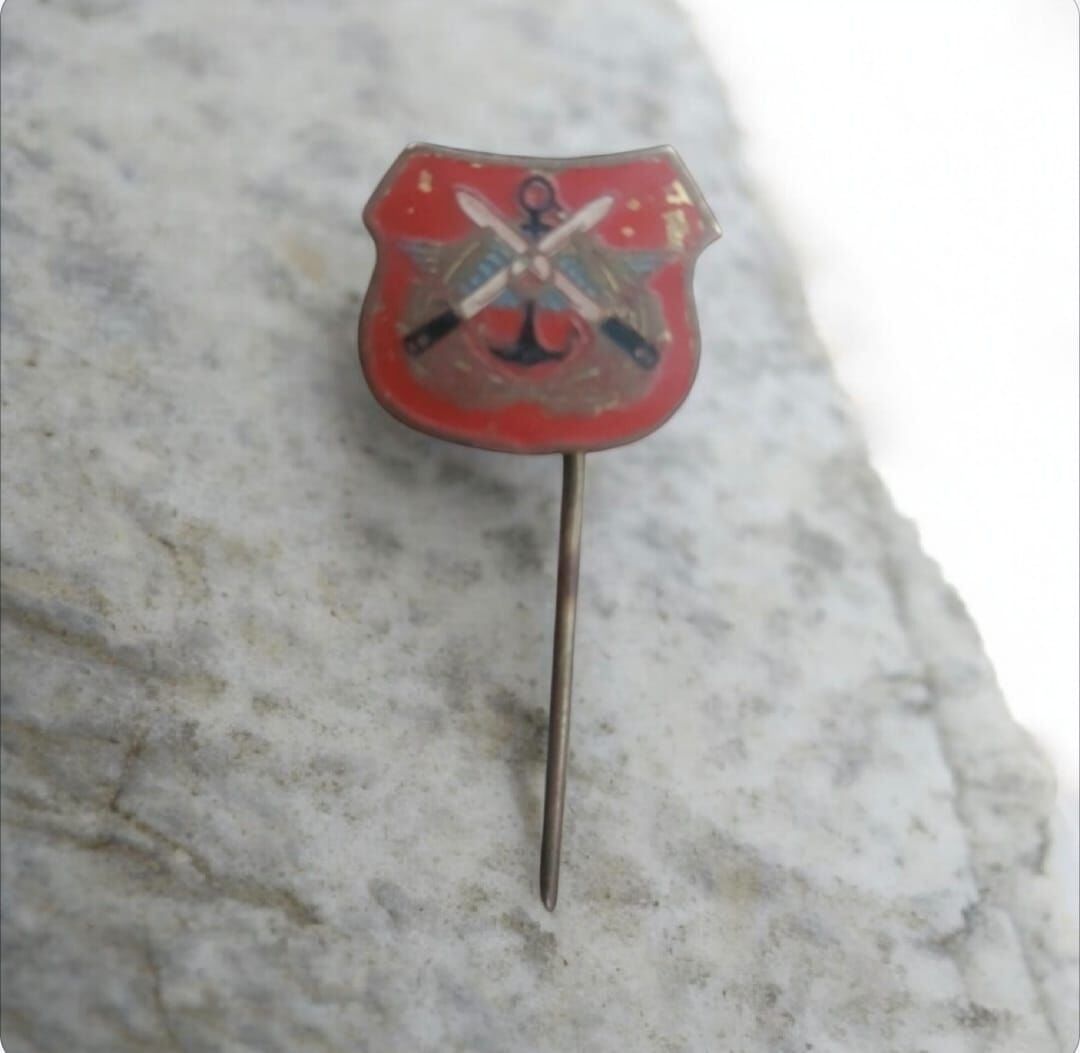 1.8x1.6 cm. Eski Dönem Harp Akademileri Rozeti