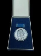 3.2 cm. Çap 1960'lar Orjinal Kutusunda Doğu Almanya Madalyon