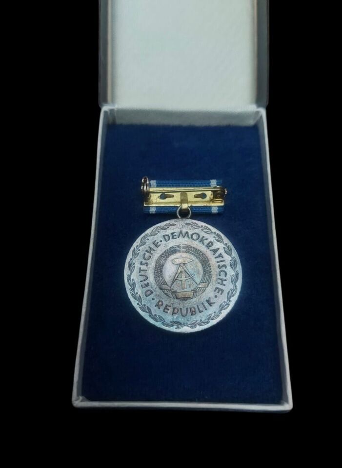 3.2 cm. Çap 1960'lar Orjinal Kutusunda Doğu Almanya Madalyon
