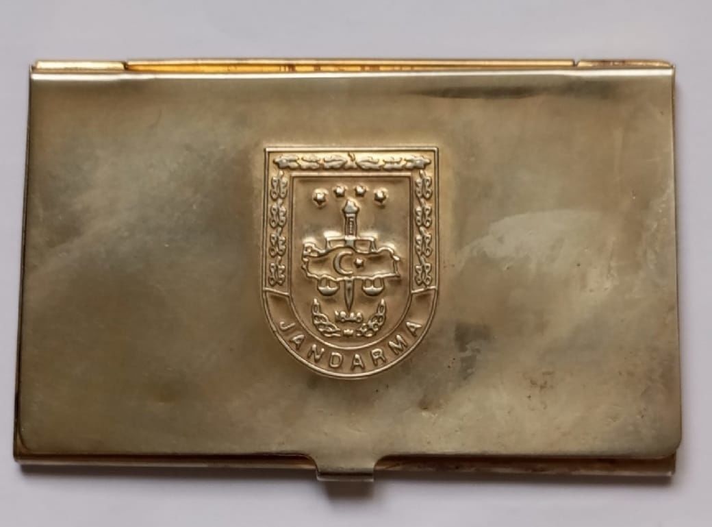 9,5x6 cm. Metal Jandarma Amblemli Kartvizitlik