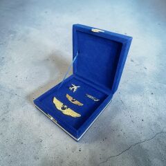 11x11x4 cm. Kadife Kutu İçinde 2 Adet Metal Pilot Brove-2 Adet Metal Rozet Kombini (Dekoratif Ürün)