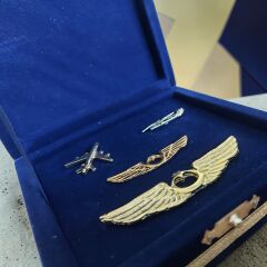 11x11x4 cm. Kadife Kutu İçinde 2 Adet Metal Pilot Brove-2 Adet Metal Rozet Kombini (Dekoratif Ürün)