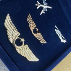 11x11x4 cm. Kadife Kutu İçinde 2 Adet Metal Pilot Brove-2 Adet Metal Rozet Kombini (Dekoratif Ürün)