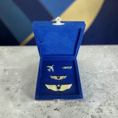 11x11x4 cm. Kadife Kutu İçinde 2 Adet Metal Pilot Brove-2 Adet Metal Rozet Kombini (Dekoratif Ürün)