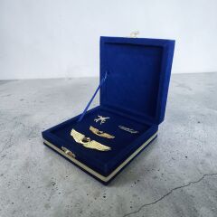 11x11x4 cm. Kadife Kutu İçinde 2 Adet Metal Pilot Brove-2 Adet Metal Rozet Kombini (Dekoratif Ürün)