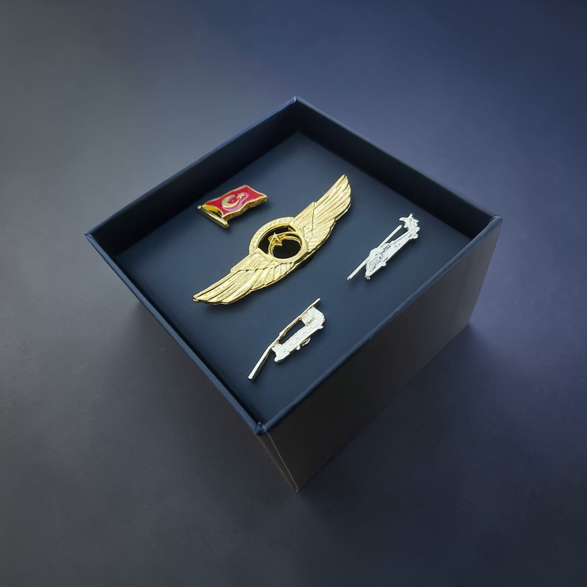 9.5x9.5x6 cm. Kutusunda  1 Adet Metal Pilot Brove-3 Adet Metal Rozet Kombini (Dekoratif Ürün)