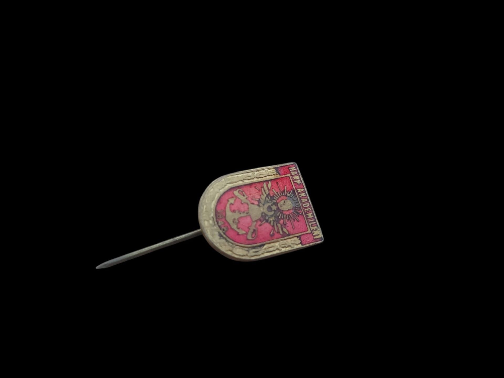 1.9x1.5 cm. Harp Akademileri Mineli Rozet