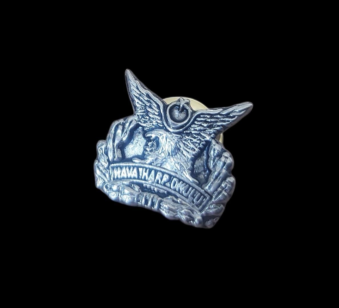 1.5x1.5 cm. Hava Harp Okulu Kabartma İşçilikli Metal Rozet