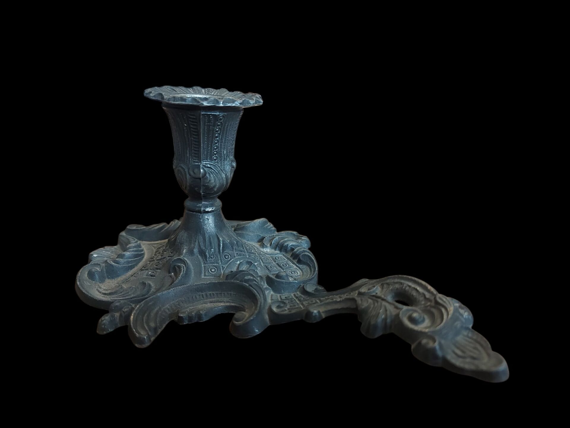 19x11.5x8 cm. Zin Madenden Dönem Şinanay Mumluk