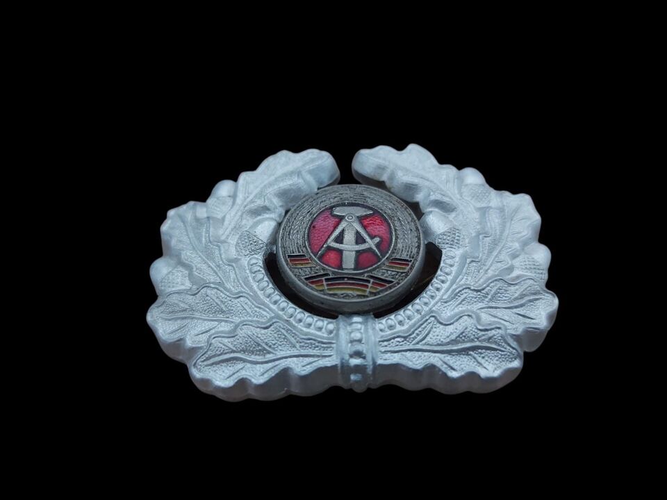 5x7 cm. Doğu Alman (DDR) NVA Subay Metal Şapka Kokart