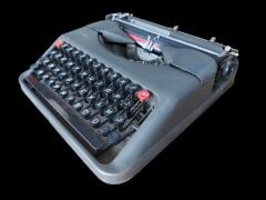 28x28 cm. İngiliz Hermes Baby Daktilo Çalışır Durumda (Orjinal Metal Çantasıyla)