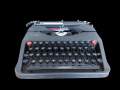 28x28 cm. İngiliz Hermes Baby Daktilo Çalışır Durumda (Orjinal Metal Çantasıyla)