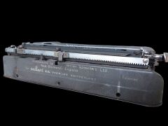 28x28 cm. İngiliz Hermes Baby Daktilo Çalışır Durumda (Orjinal Metal Çantasıyla)