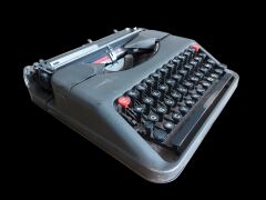 28x28 cm. İngiliz Hermes Baby Daktilo Çalışır Durumda (Orjinal Metal Çantasıyla)