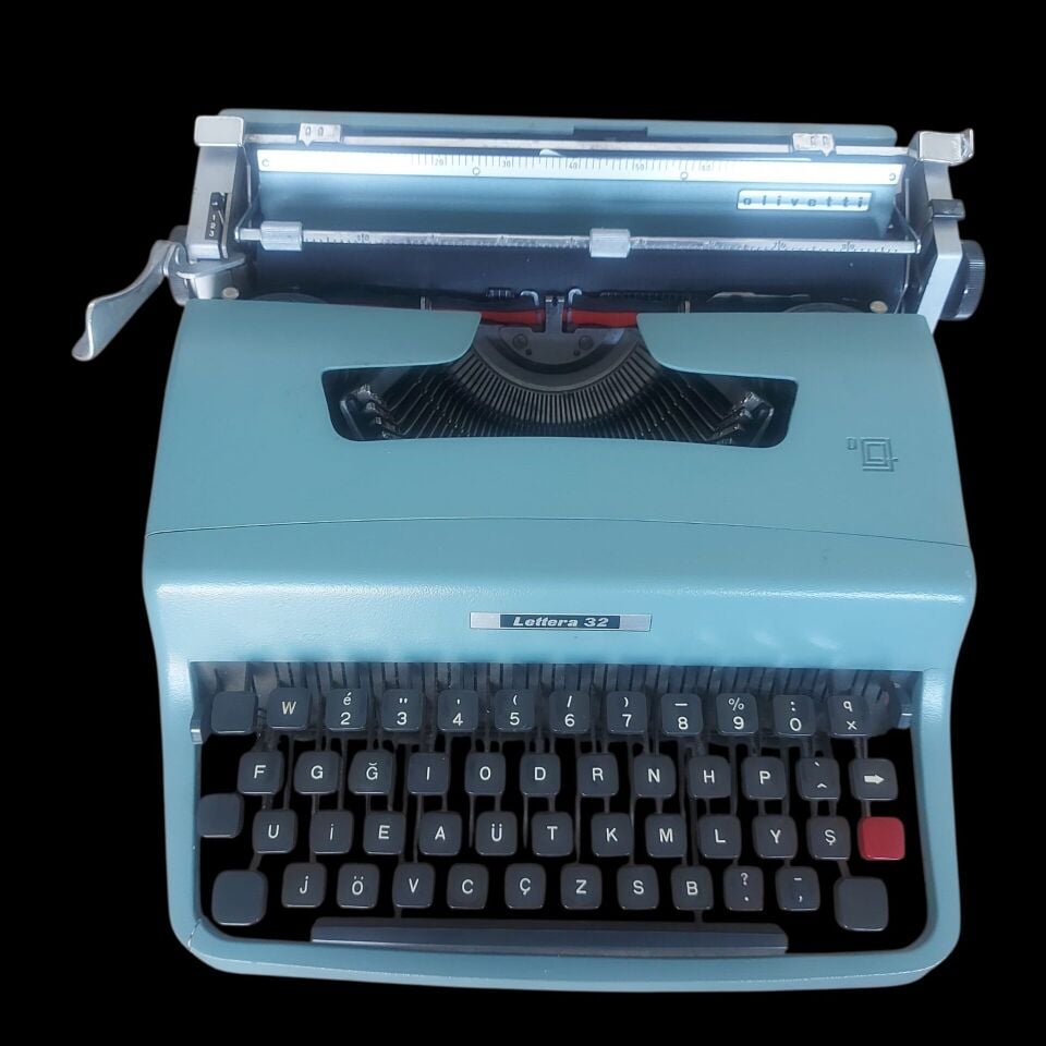 Açık Mavi Renk İtalyan Olivetti Daktilo Çalışır Durumda (Çantasız)