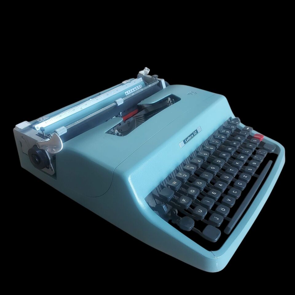 Açık Mavi Renk İtalyan Olivetti Daktilo Çalışır Durumda (Çantasız)