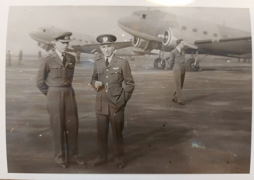 9x12.5 cm. 1950'ler Askeri Havaalanı 2 Subay Fotoğrafı
