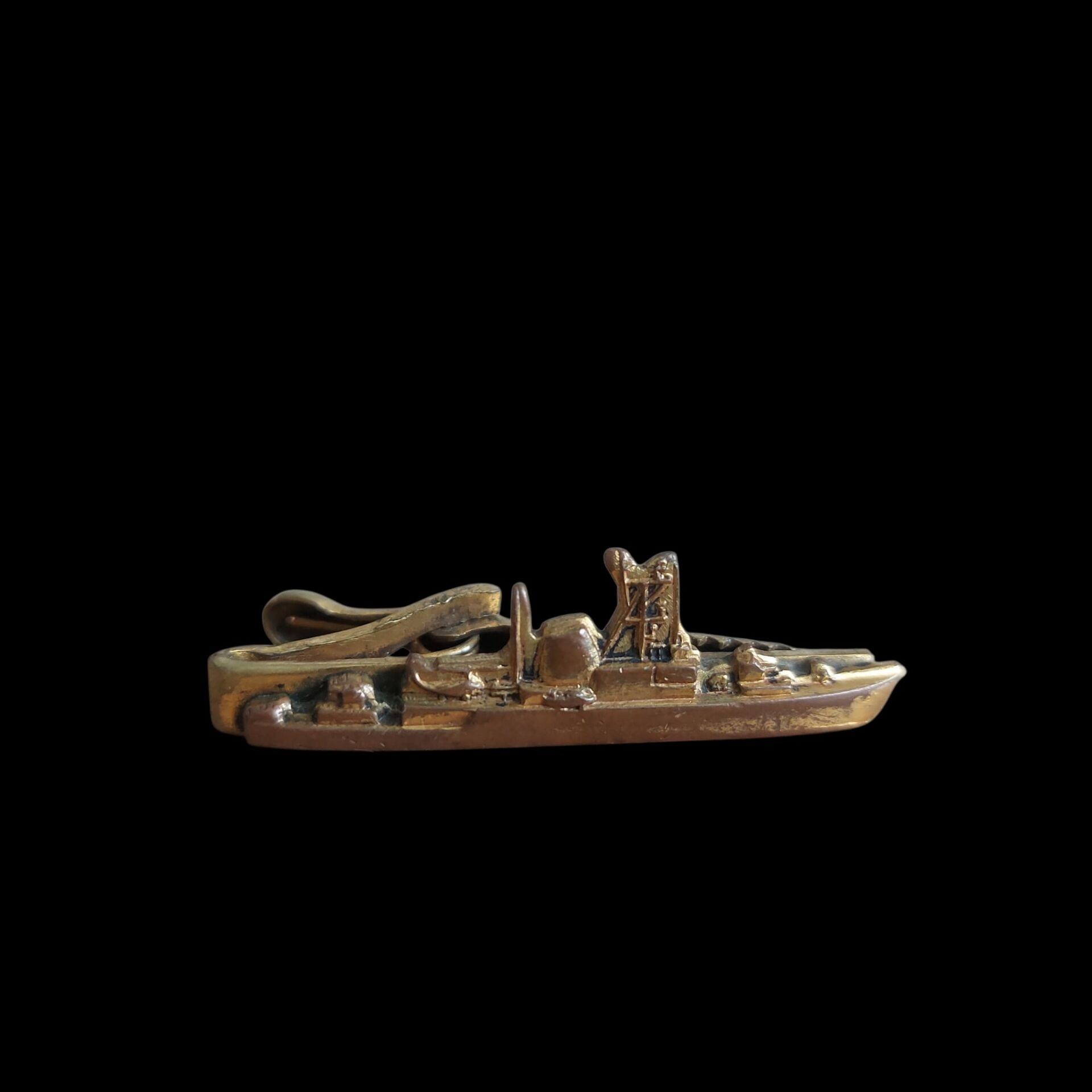 4.3 cm. 1940-1950'lerden Askeri Gemi Motifli Metal Kravat İğnesi