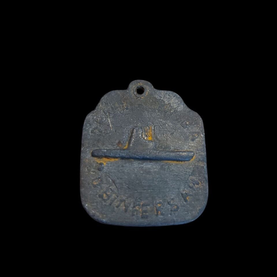 3.4x2.8 cm. Denizler Altında Yirmibin  Fersah Kurşun Kolye Ucu (Cumhuriyet İlk Dönemi)
