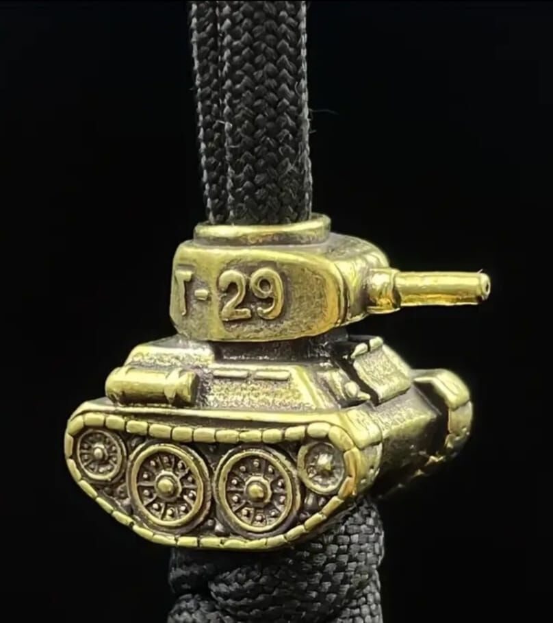 2.15x1.6 cm. Pirinç Döküm Malzeme (İçinden 0.5 cm. Halat İp Geçebilen) Tank Motifli Aksesuar