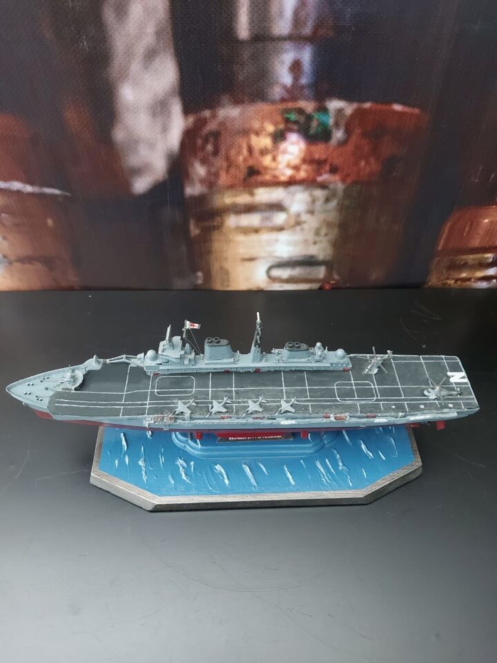 30 cm. HMS Invincible (Falkland War) 1/700 Ölçek Monte