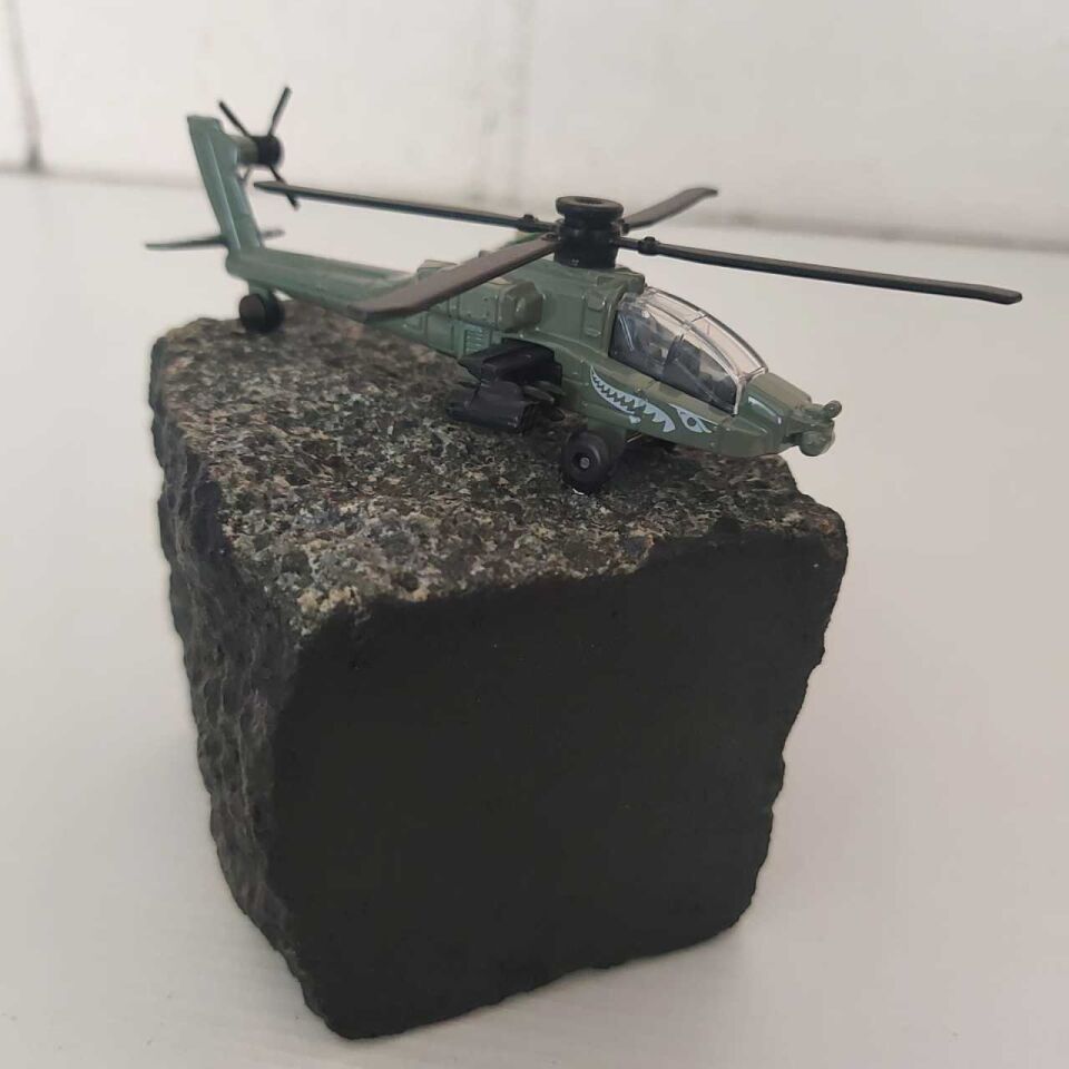 Tepe Üstünde Helikopter Motifi