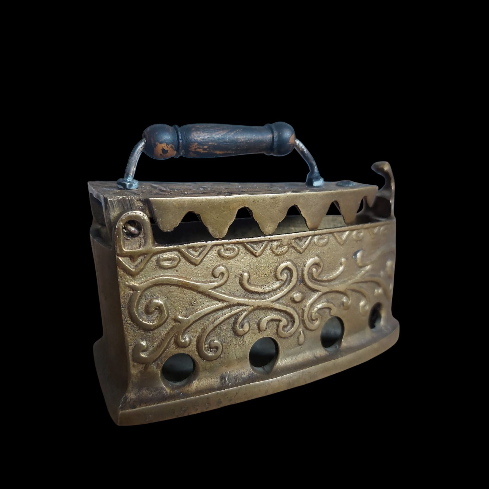 10x4.5x7 cm. Pirinç Malzeme Küçük Boy Dekoratif Kömürlü Ütü Modeli