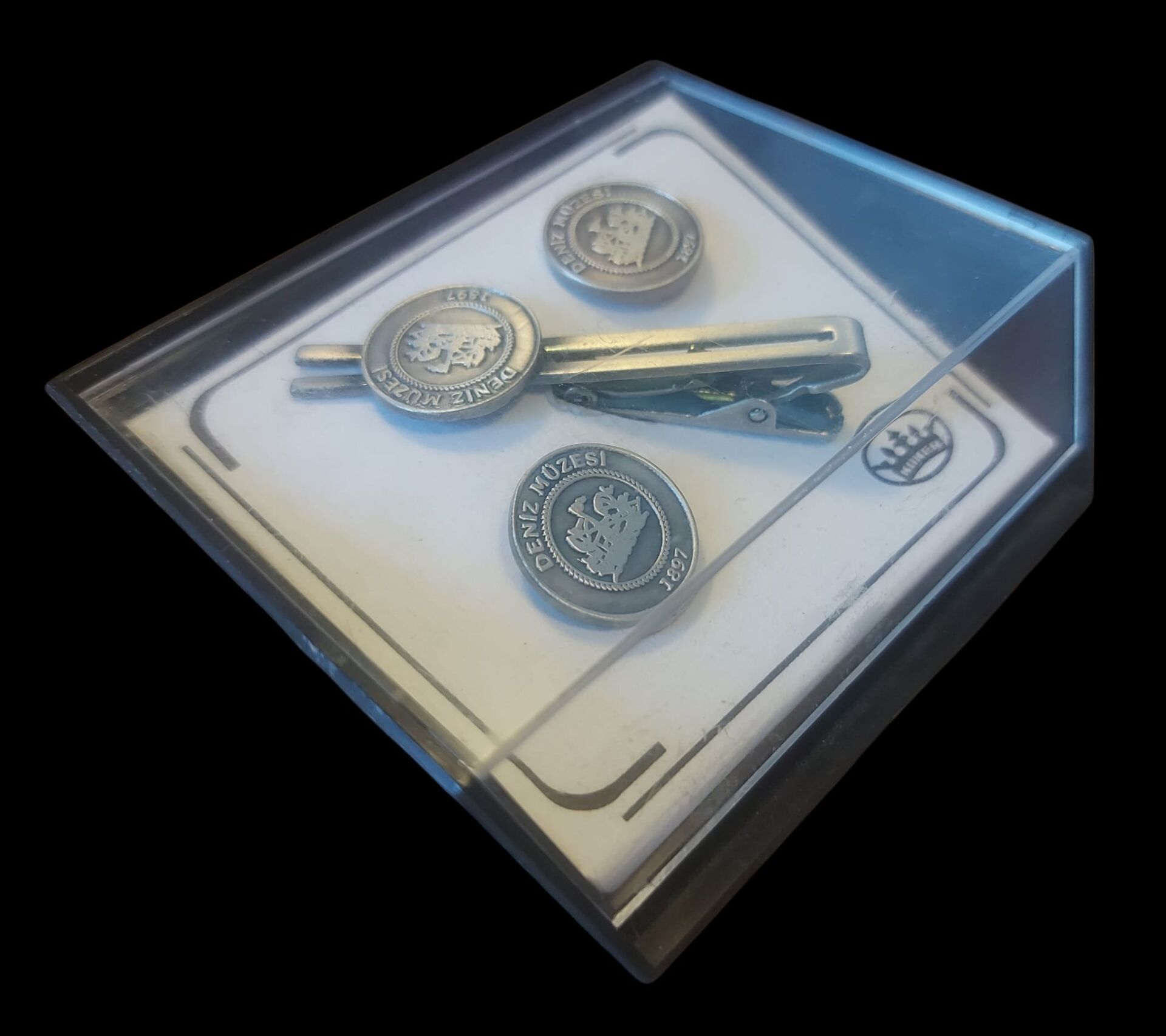 Kutusunda Deniz Müzesi Temalı Kravat İğnesi-Kol Düğmeleri (Sıfır Ürün)