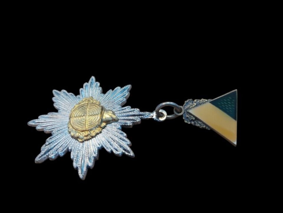 4x4 cm. 1976 Almanya Kıdemli Şövalye Atıcılık Nişanı/Madalyası Metal (Emaye Askı Aparatlı)