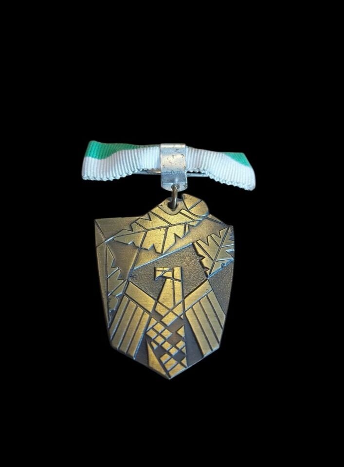 3.5x5 cm. 1975 Alman Kıdemli Şövalye Atıcılık Nişanı (Şerit Kurdele Askı Aparatlı)