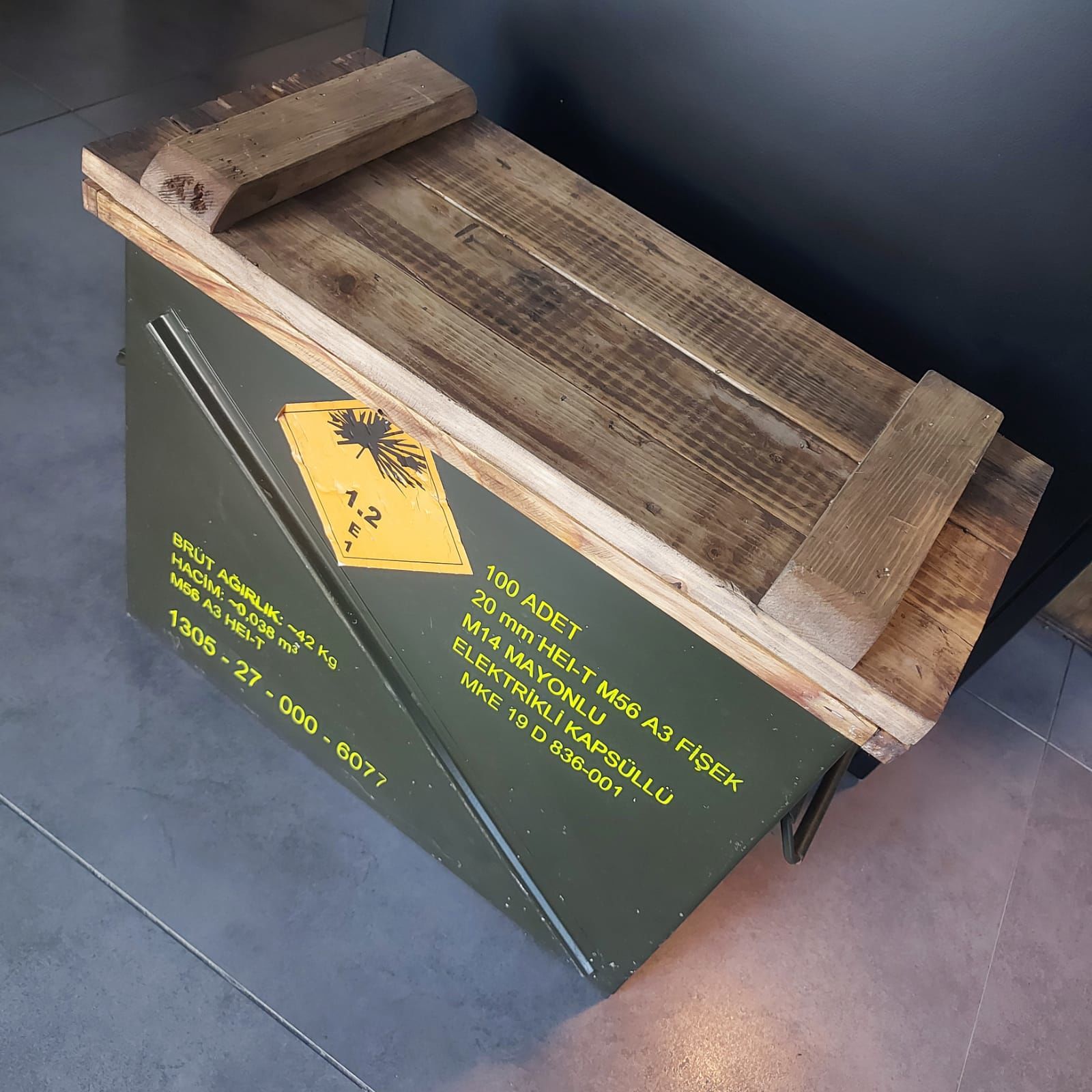 47x22x41 cm.Ahşap Kapaklı Metal Kutu Modeli