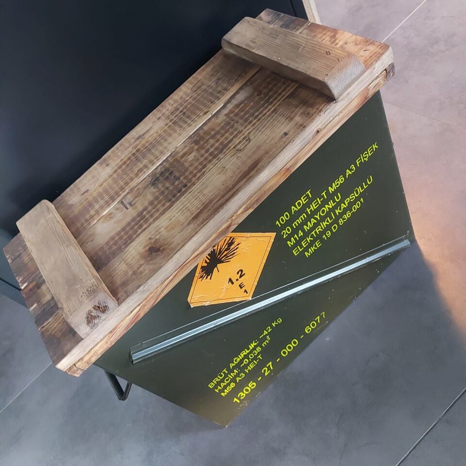 47x22x41 cm.Ahşap Kapaklı Metal Kutu Modeli