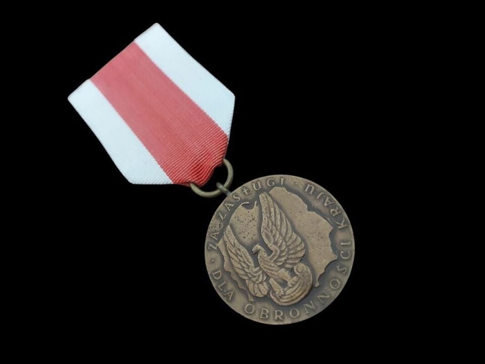 3.5 cm. Çap Polonya Halk Cumhuriyeti (PRL) Ülke Savunmasında Üstün Hizmet Madalyası(1966-1989)