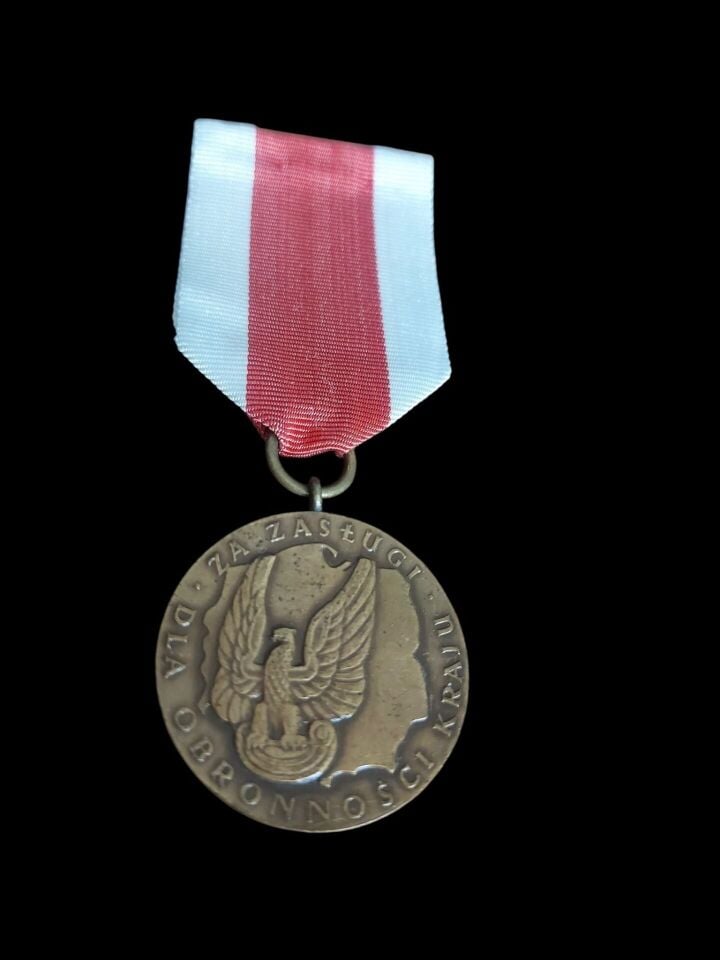 3.5 cm. Çap Polonya Halk Cumhuriyeti (PRL) Ülke Savunmasında Üstün Hizmet Madalyası(1966-1989)
