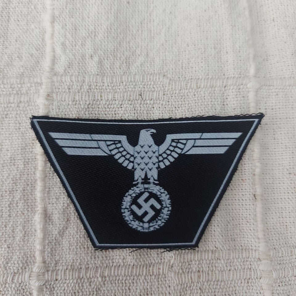 8x4,5 cm. Siyah Kumaş Zemin Üzerinde Alman Motifler Model-2