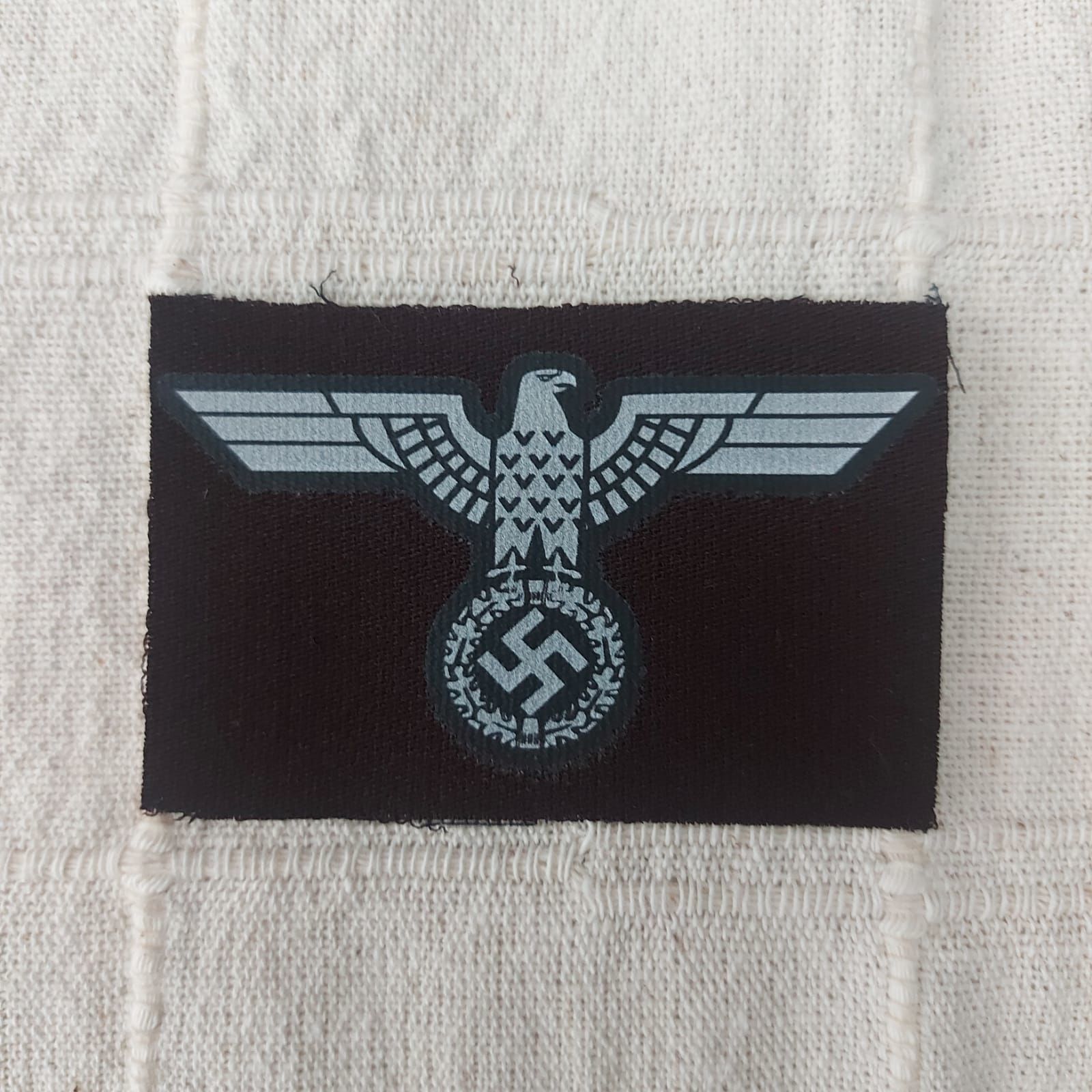 8x4,5 cm. Kahverengi Kumaş Zemin Üzerinde Alman Motifler Model-2