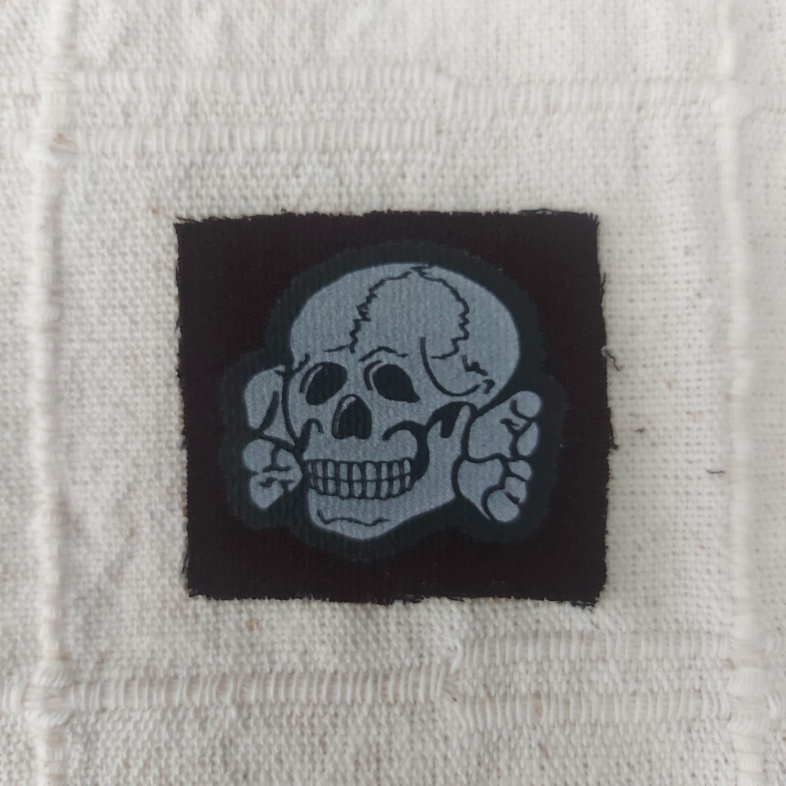 4x3,5 cm. Kahverengi Kumaş Zemin Üzerinde Alman Motifler Model-3